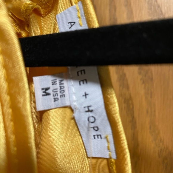 Annalee + Hope Shimmering Gold Top - SIZE M - NWT - Picture 5 of 10